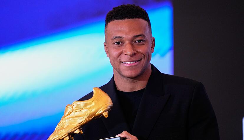 Hält stolz die nächste Trophäe in seinen Händen: Kylian Mbappé Hält stolz die nächste Trophäe in seinen Händen: Kylian Mbappé