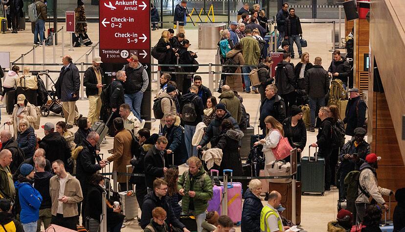 Reisende mussten am Freitagmorgen viel Geduld mitbringen. Reisende mussten am Freitagmorgen viel Geduld mitbringen.
