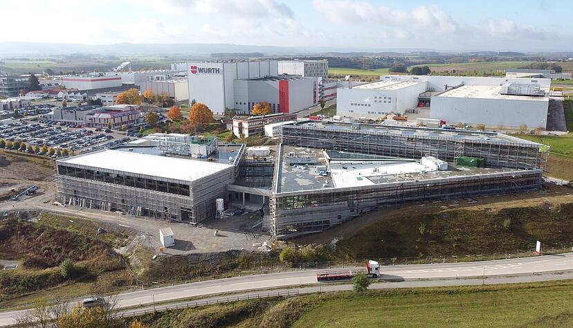 Großbaustelle: Das neue Würth-Innovationszentrum wird im dritten Quartal 2022 eingeweiht. Rund 250 hochqualifizierte Mitarbeiter finden dort Platz. Foto: Privat Großbaustelle: Das neue Würth-Innovationszentrum wird im dritten Quartal 2022 eingeweiht. Rund 250 hochqualifizierte Mitarbeiter finden dort Platz. Foto: Privat