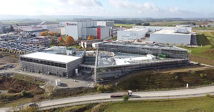 Großbaustelle: Das neue Würth-Innovationszentrum wird im dritten Quartal 2022 eingeweiht. Rund 250 hochqualifizierte Mitarbeiter finden dort Platz. Foto: Privat