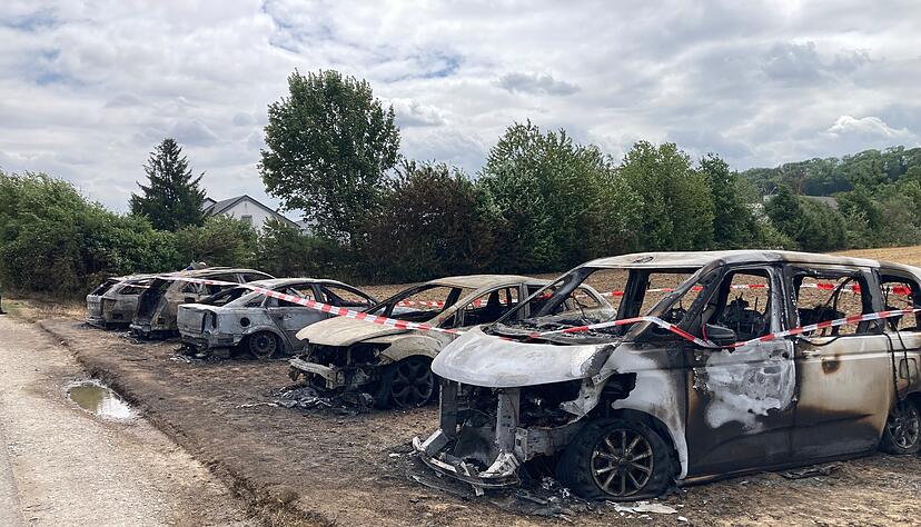 Die Polizei hat ein Ermittlungsverfahren wegen der verbrannten Autos eingeleitet.
