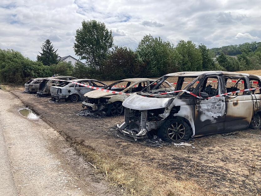 Die Polizei hat ein Ermittlungsverfahren wegen der verbrannten Autos eingeleitet.