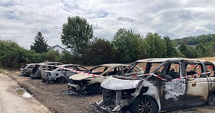 Die Polizei hat ein Ermittlungsverfahren wegen der verbrannten Autos eingeleitet.