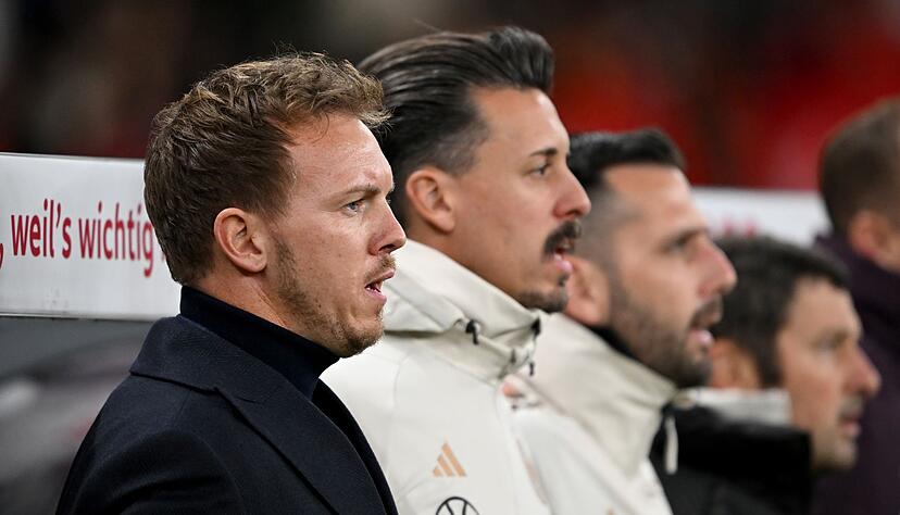 Konzentriert: Bundestrainer Julian Nagelsmann und sein Assistent Sandro Wagner bei der Nationalhymne. Konzentriert: Bundestrainer Julian Nagelsmann und sein Assistent Sandro Wagner bei der Nationalhymne.