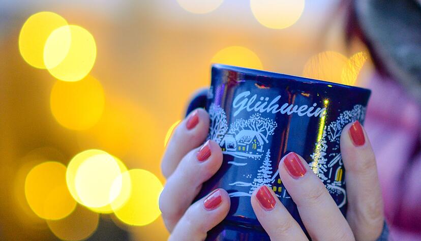 Nichts wärmt besser auf dem Weihnachtsmarkt als ein heißer Glühwein. Nichts wärmt besser auf dem Weihnachtsmarkt als ein heißer Glühwein.