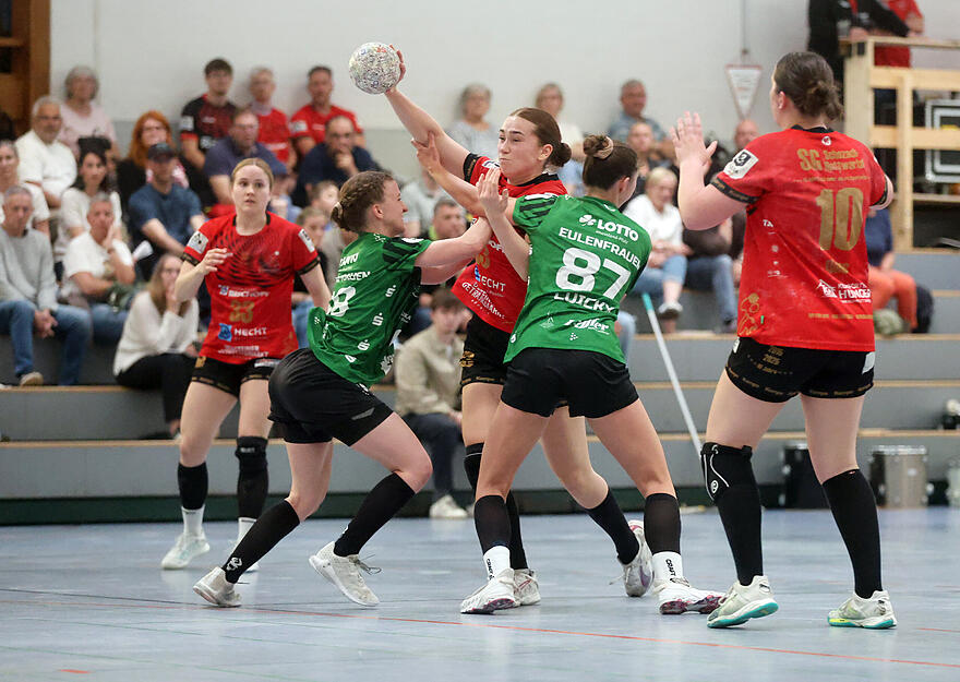 Handball 3. Liga Frauen, SG Schozach-Bottwartal gegen TSG Friesenheim, Aylin Bornhardt (Mitte) wird umringt von Rebecca Brecht (2. v. L.) und Tabea Luickx (2. v. R.).