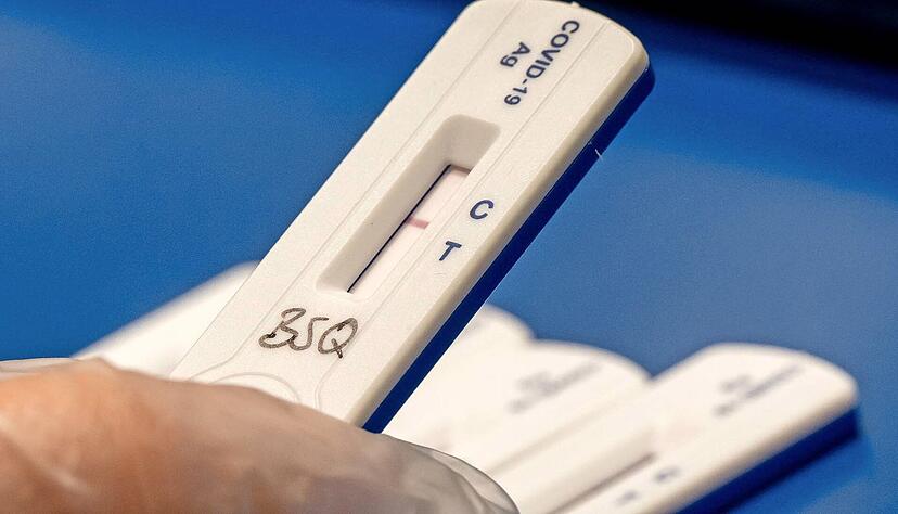 Die Ärzte erwarten, dass die Infektionszahlen jetzt in der kalten Jahreszeit ansteigen. Damit nehme auch die Nachfrage nach der zweiten Booster-Impfung zu. Die Ärzte erwarten, dass die Infektionszahlen jetzt in der kalten Jahreszeit ansteigen. Damit nehme auch die Nachfrage nach der zweiten Booster-Impfung zu.