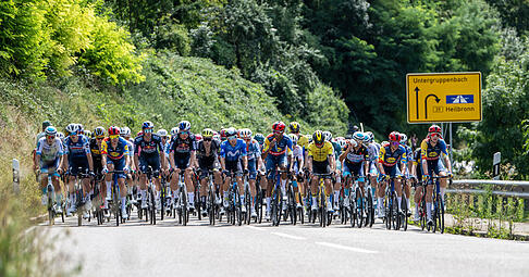 Die zweite Etappe der Deutschland-Tour führte von Heilbronn nach Schwäbisch Gmünd. Hier erklimmen die Fahrer den Anstieg in Löwenstein.