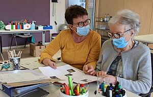 Gruppenleiterin Susanne Kowalke (links) von der DRK-Tagespflege wird mit Ruth Herold ein Biographieb&uuml;chlein gestalten.
Fotos: Regina Koppenh&ouml;fer