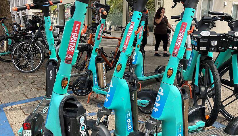 Dicht gedrängt stehen Scooter an einer Parkfläche an der Allee: Der Anbieter hat die Flotte aufgestockt. Dicht gedrängt stehen Scooter an einer Parkfläche an der Allee: Der Anbieter hat die Flotte aufgestockt.