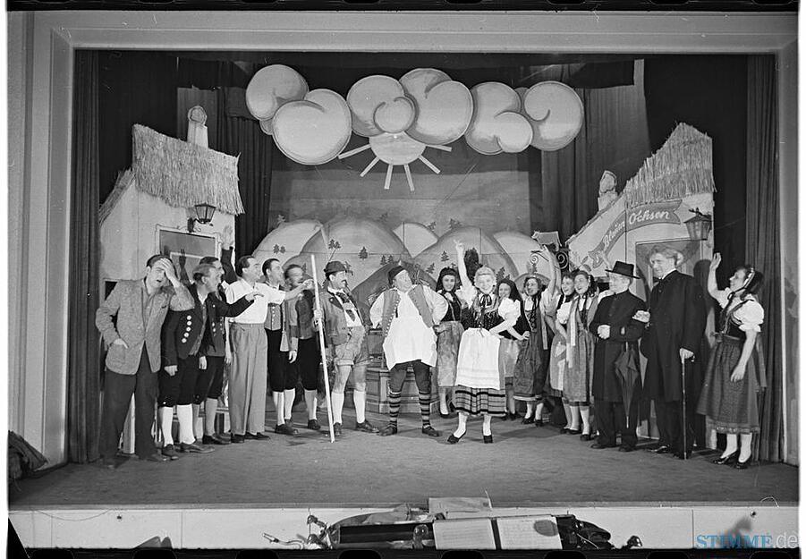 1954 spielt das Kleine Theater im Gewerkschaftshaus die Operette "Schwarzwaldmädel" .