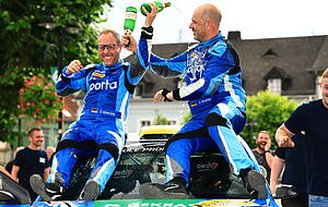 Dennis Rostek und Co-Pilot Stefan Kopczyk (links) jubeln bei der Saarland-Pfalz Rallye in der Deutschen Rallye-Meisterschaft (DRM). Das Duo hatte als Gesamt-Dritter in diesem Jahr mehrfach Grund zur Freude.