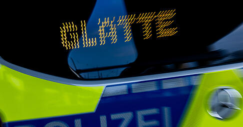 Achtung, es ist glatt: Im Kreis Calw hat es bereits zwischen drei Lkw gekracht auf einer schneeglatten Bundesstraße. (Symbolbild) Achtung, es ist glatt: Im Kreis Calw hat es bereits zwischen drei Lkw gekracht auf einer schneeglatten Bundesstraße. (Symbolbild)