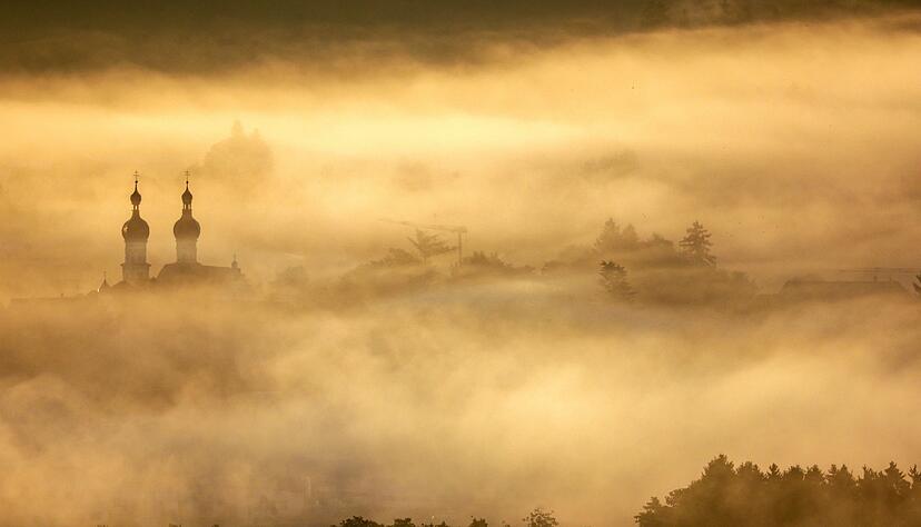 In der Nacht und in der Fr&uuml;h kann es wie hier in Uttenweiler auch neblig werden.