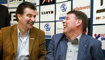 Joachim Deckarm scherzt mit seinem ehemaligen Mitspieler Heiner Brand (l).