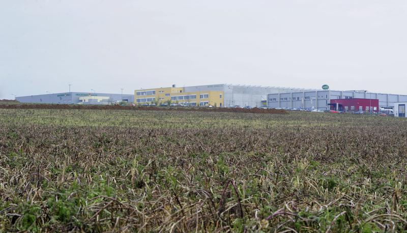 Auf dieser Fläche entsteht demnächst ein Logistikzentrum, ganz in der Nähe der Autobahn gelegen.
Foto: Berger/Archiv Auf dieser Fläche entsteht demnächst ein Logistikzentrum, ganz in der Nähe der Autobahn gelegen.
Foto: Berger/Archiv