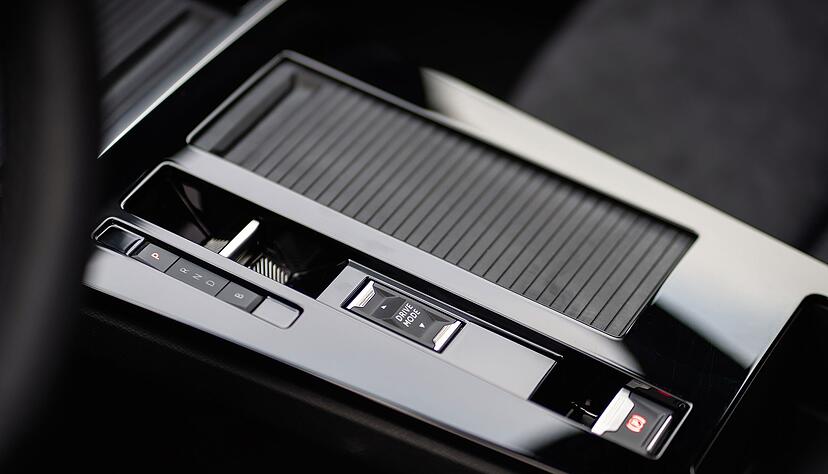 Mehr Ablageplatz für die Insassen: Die kleine Steuereinheit der Automatik in diesem Opel lässt noch Raum für ein Fach.