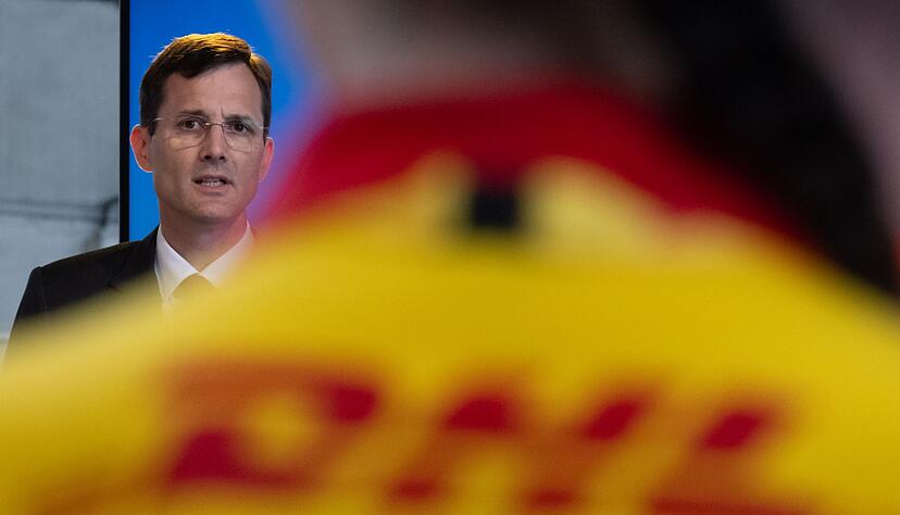 Der Chef des Logistikkonzerns DHL, Tobias Meyer, spricht vor Mitarbeitern. Das Briefgeschäft von DHL heißt Deutsche Post. Der Chef des Logistikkonzerns DHL, Tobias Meyer, spricht vor Mitarbeitern. Das Briefgeschäft von DHL heißt Deutsche Post.