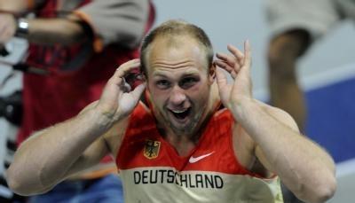 Robert Harting jubelt nach seinem WM-Sieg im Diskuswurf.