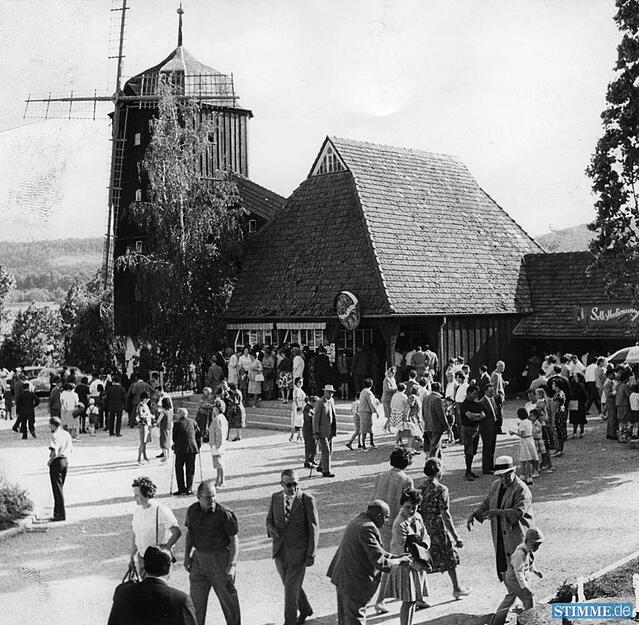 Im Juni 1963 spazieren viele Besucher um die Mühle.