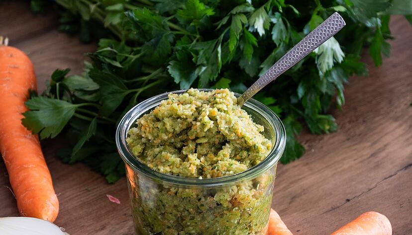 Der selbst gemachte Gemüsebrühe-Extrakt hält sich in kleinen Portionen abgefüllt bis zu sechs Monate im Kühlschrank. Der selbst gemachte Gemüsebrühe-Extrakt hält sich in kleinen Portionen abgefüllt bis zu sechs Monate im Kühlschrank.