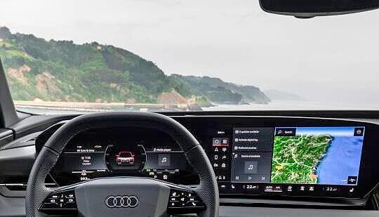 Ein Highlight im neuen Q6 E-Tron sind die farbstarken und detailgetreuen OLED-Bildschirme, die unter einer durchgängigen Scheibe untergebracht sind. Ein Highlight im neuen Q6 E-Tron sind die farbstarken und detailgetreuen OLED-Bildschirme, die unter einer durchgängigen Scheibe untergebracht sind.