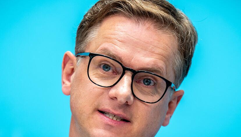 CDU-Generalsekretär Carsten Linnemann sagt, das Kabinett wolle sich demnächst in einer Sitzung ausschließlich mit dem Abbau bürokratischer Hürden beschäftigen. (Archivfoto)