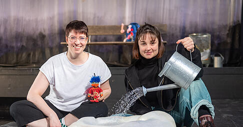 „Wir wollen zeigen, im Trauerprozess wie bei jeder Form von Verlust ist jede Reaktion erlaubt. Auch Wut oder Erleichterung“: Regisseurin Stefanie Roschek (links) und Schauspielerin Magdalena Lehnen im Bühnenbild von „Schlafen Fische?“. „Wir wollen zeigen, im Trauerprozess wie bei jeder Form von Verlust ist jede Reaktion erlaubt. Auch Wut oder Erleichterung“: Regisseurin Stefanie Roschek (links) und Schauspielerin Magdalena Lehnen im Bühnenbild von „Schlafen Fische?“.