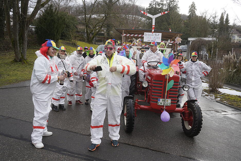 o bezeichnet zumindest der Veranstalter, der SC Dahenfeld, den Umzug. o bezeichnet zumindest der Veranstalter, der SC Dahenfeld, den Umzug.