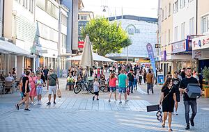 Gut belebt, aber noch deutlich unter den Vor-Corona-Zeiten: die Heilbronner Innenstadt am vergangenen Samstag. Stadt und Einzelhändler ziehen mit neuen Angeboten für Besucher an einem Strang.
Foto: Christiana Kunz