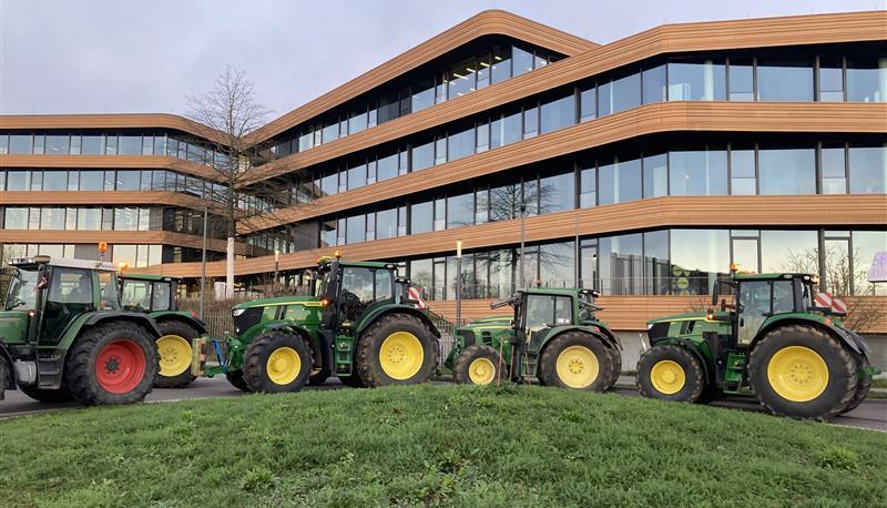 Immer mehr Bauern finden sich vor der Deutschland-Zentrale von Lidl in Bad Wimpfen ein.