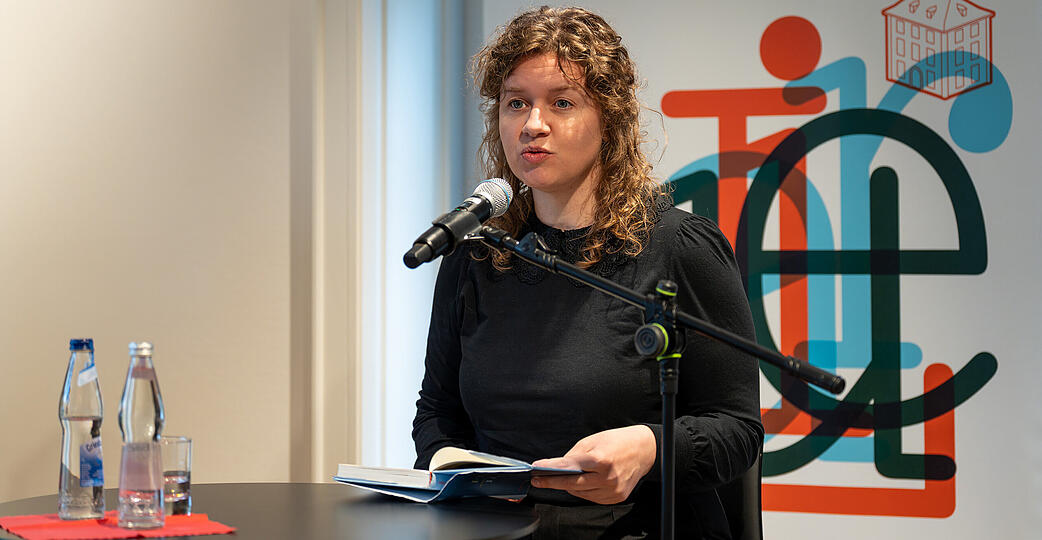 &bdquo;Ich habe immer zugeh&ouml;rt&ldquo;: Elli Unruh erz&auml;hlt in &bdquo;Fische im Tr&uuml;ben&ldquo; von einer deutsch-mennonitischen Familie in Kasachstan. Mit ihrem Deb&uuml;t schaffte es die Autorin auf die Shortlist f&uuml;r den Preis der Leipziger Buchmesse 2026.