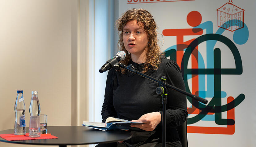 &bdquo;Ich habe immer zugeh&ouml;rt&ldquo;: Elli Unruh erz&auml;hlt in &bdquo;Fische im Tr&uuml;ben&ldquo; von einer deutsch-mennonitischen Familie in Kasachstan. Mit ihrem Deb&uuml;t schaffte es die Autorin auf die Shortlist f&uuml;r den Preis der Leipziger Buchmesse 2026.