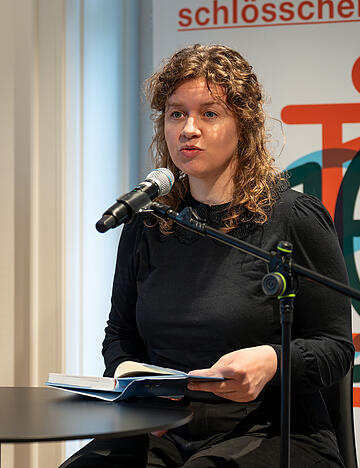 &bdquo;Ich habe immer zugeh&ouml;rt&ldquo;: Elli Unruh erz&auml;hlt in &bdquo;Fische im Tr&uuml;ben&ldquo; von einer deutsch-mennonitischen Familie in Kasachstan. Mit ihrem Deb&uuml;t schaffte es die Autorin auf die Shortlist f&uuml;r den Preis der Leipziger Buchmesse 2026.