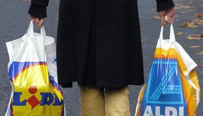 Aldi S&uuml;d &ouml;ffnet die ersten Filialen in der Schweiz, Lidl will bald nachziehen.