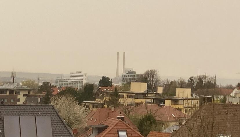 Blick über Heilbronn an Karsamstag: Saharastaub hat den Himmel trüb eingefärbt. Blick über Heilbronn an Karsamstag: Saharastaub hat den Himmel trüb eingefärbt.