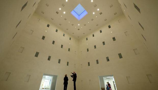 Innenaufnahme des Neubaus der Stuttgarter Stadtbibliothek in Stuttgart (Foto vom 18.10.2011). In seinem Inneren bietet der Neubau der Stuttgarter Stadtbibliothek architektonischen Glanz. Nach drei Jahren Bauzeit wird eine der gr&ouml;&szlig;ten kommunalen Bibliotheken Deutschlands am 21. Oktober 2011 festlich er&ouml;ffnet. Foto: Matthias R&ouml;der dpa/lsw (zu dpa/lsw "Das &laquo;Herz&raquo; ist still - 79 Millionen f&uuml;r neue Bibliothek" vom 20.10.2011) +++(c) dpa - Bildfunk+++