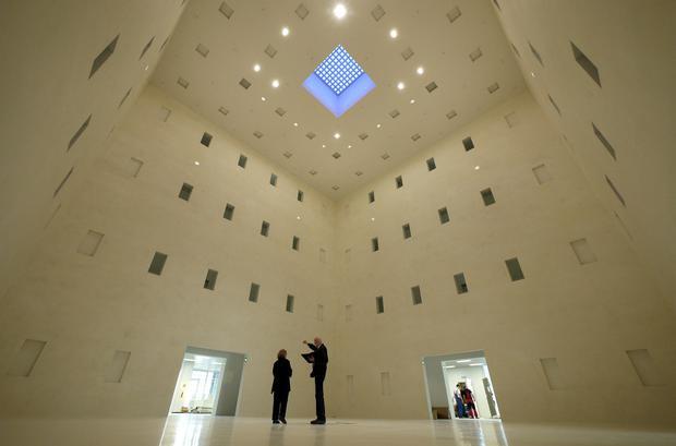 Innenaufnahme des Neubaus der Stuttgarter Stadtbibliothek in Stuttgart (Foto vom 18.10.2011). In seinem Inneren bietet der Neubau der Stuttgarter Stadtbibliothek architektonischen Glanz. Nach drei Jahren Bauzeit wird eine der gr&ouml;&szlig;ten kommunalen Bibliotheken Deutschlands am 21. Oktober 2011 festlich er&ouml;ffnet. Foto: Matthias R&ouml;der dpa/lsw (zu dpa/lsw "Das &laquo;Herz&raquo; ist still - 79 Millionen f&uuml;r neue Bibliothek" vom 20.10.2011) +++(c) dpa - Bildfunk+++