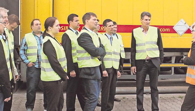 DHL-Mitarbeiter wie Anne Schmidt (rechts) lotsten die Teilnehmer des Wirtschaftsstammtischs bei Hochbetrieb gruppenweise über das Firmengelände.
Foto: Peter Hohl DHL-Mitarbeiter wie Anne Schmidt (rechts) lotsten die Teilnehmer des Wirtschaftsstammtischs bei Hochbetrieb gruppenweise über das Firmengelände.
Foto: Peter Hohl