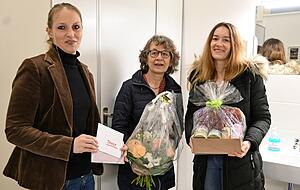 400 Stunden Arbeit steckten Mutter Susanne Abel (Mitte) und ihr Mann in die Sanierung. Karin Eichhorn (links) und Tochter Susanne sind dankbar. 
Foto: Katrin Draskovits
