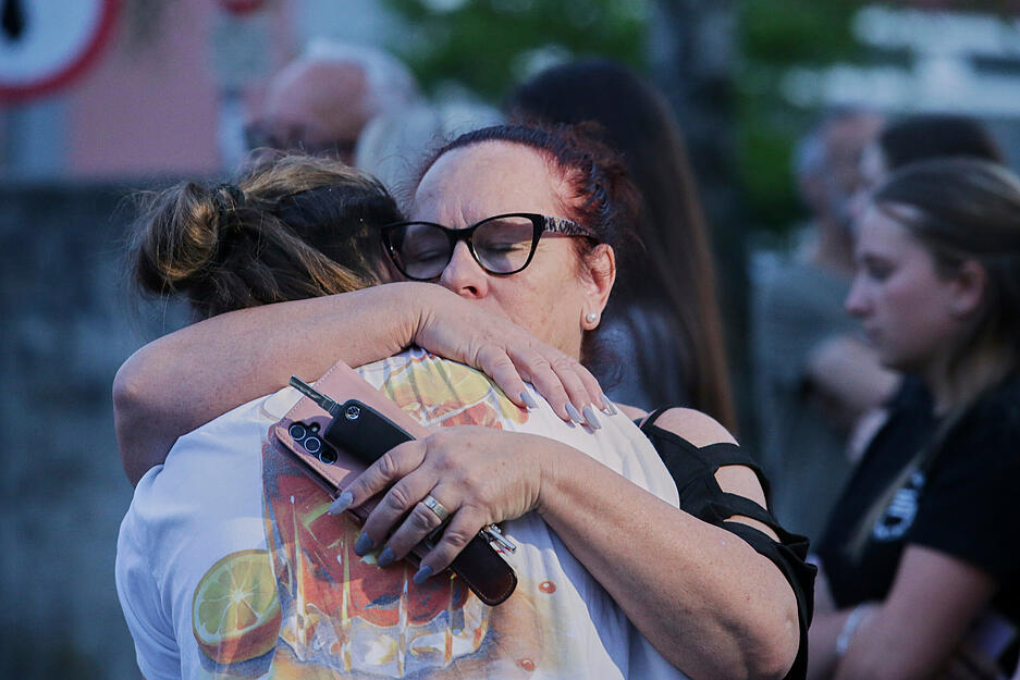 Menschen umarmten sich und trauerten. Menschen umarmten sich und trauerten.
