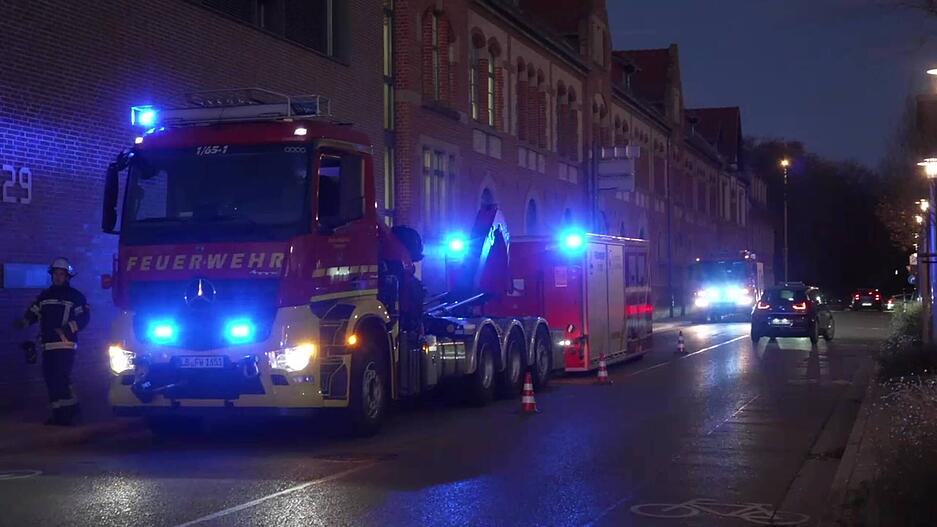 Feuerwehrkräfte sichern einen Porsche nach einem Unfall in einer Tiefgarage. Feuerwehrkräfte sichern einen Porsche nach einem Unfall in einer Tiefgarage.
