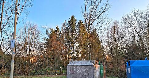 Nun &uuml;berwacht eine Kamera den Containerplatz an der Daimlerstra&szlig;e. Sie zeichnet Bewegungen auf, um illegale M&uuml;llablagerungen zu dokumentieren.
Foto: Ben Ferdinand