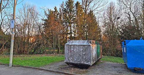 Nun &uuml;berwacht eine Kamera den Containerplatz an der Daimlerstra&szlig;e. Sie zeichnet Bewegungen auf, um illegale M&uuml;llablagerungen zu dokumentieren.
Foto: Ben Ferdinand