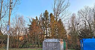 Nun &uuml;berwacht eine Kamera den Containerplatz an der Daimlerstra&szlig;e. Sie zeichnet Bewegungen auf, um illegale M&uuml;llablagerungen zu dokumentieren.
Foto: Ben Ferdinand