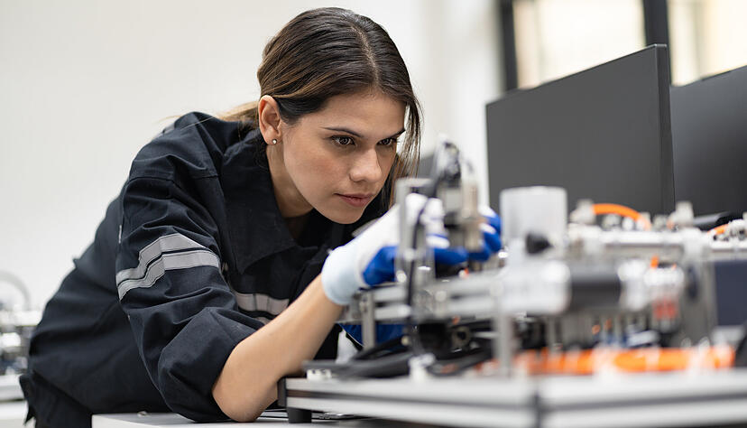Um die Technik rund um Erneuerbare Energien effizienter zu machen, braucht die Industrie hervorragend ausgebildete Fachleute.