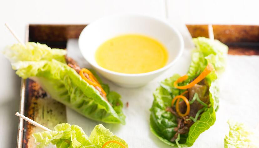 &Uuml;ber die Schiffchen aus Salat und krosser Ente passt ein s&auml;uerliches Dressing und Sojaso&szlig;e.