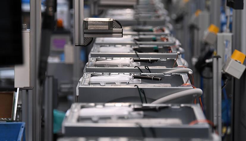 In den Bosch-Siemens-Werken in Nauen und Bretten werden Haushaltsgeräte wie Waschmaschinen produziert. In den Werken sollen nun zusammen 1400 Stellen wegfallen. In den Bosch-Siemens-Werken in Nauen und Bretten werden Haushaltsgeräte wie Waschmaschinen produziert. In den Werken sollen nun zusammen 1400 Stellen wegfallen.
