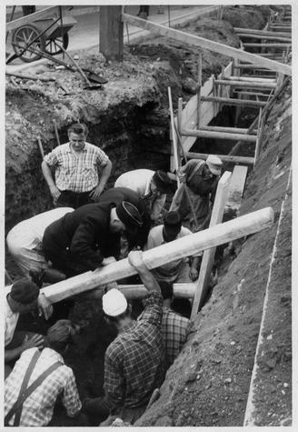 September 1959 - Verschüttungs-Unfall während der Bauarbeiten. Die Bergung in zweieinhalb Meter Tiefe gestaltet sich kompliziert. Dank der schnellen Hilfe der Feuerwehr und der Kollegen überlebt der Arbeiter.