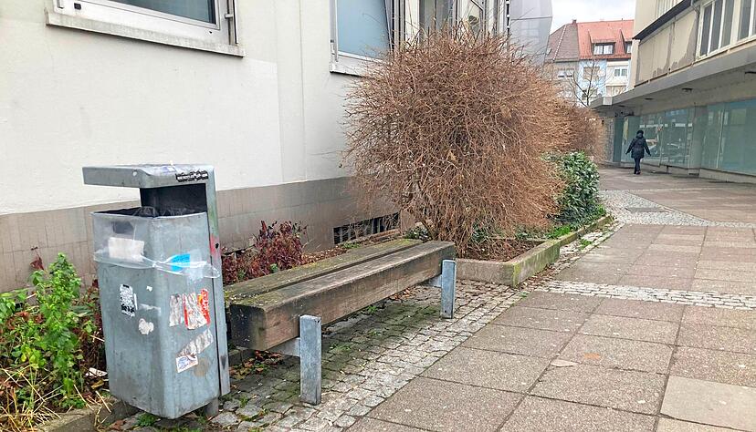 An der Stelle hat vor gut einer Woche ein Unbekannter ein Messer eingesetzt und einen Passanten verletzt. Die Tat ereignete sich kurz nach Mitternacht.